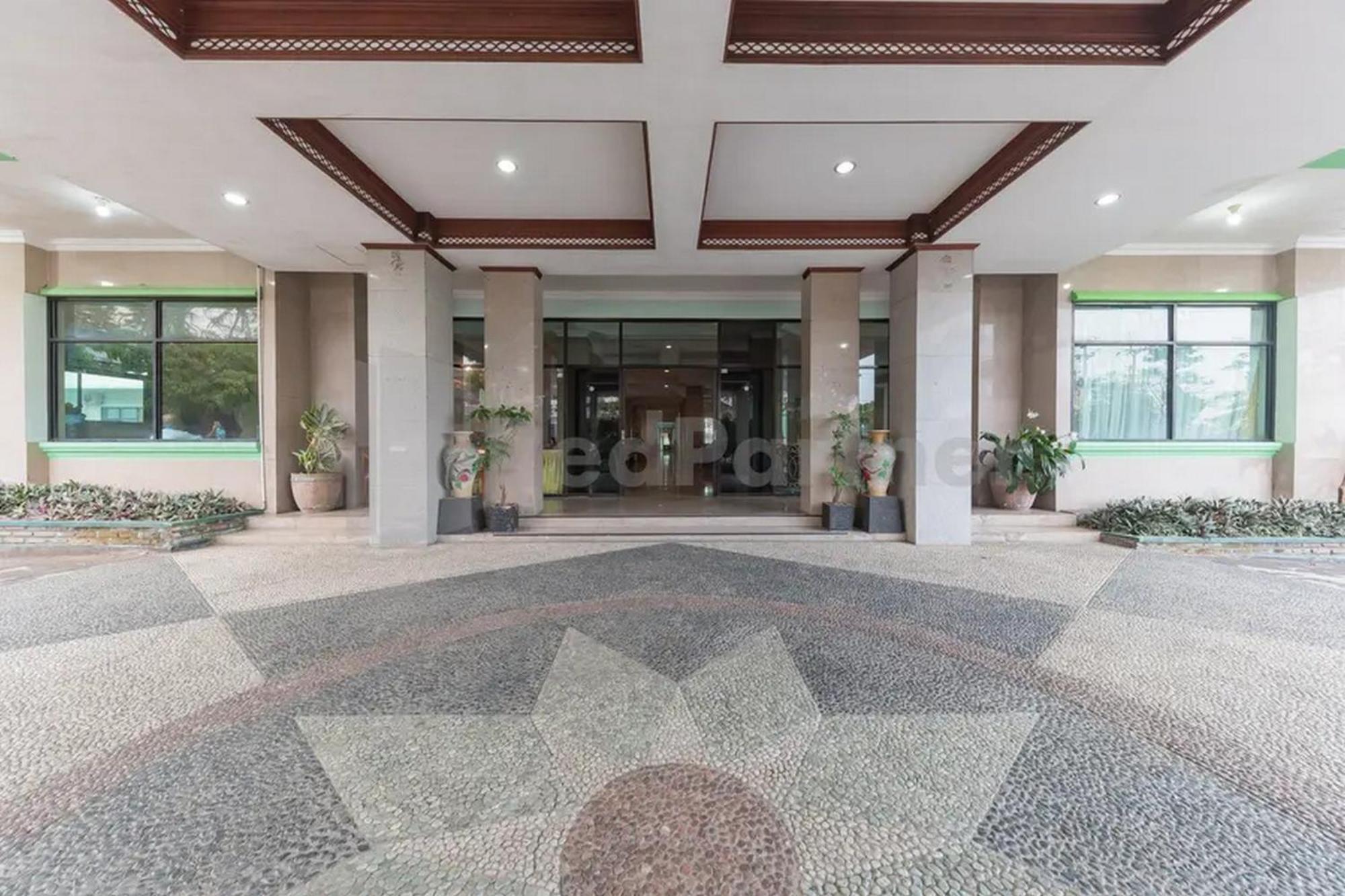 Hotel Ayong Linggarjati Kuningan Mitra Reddoorz Экстерьер фото