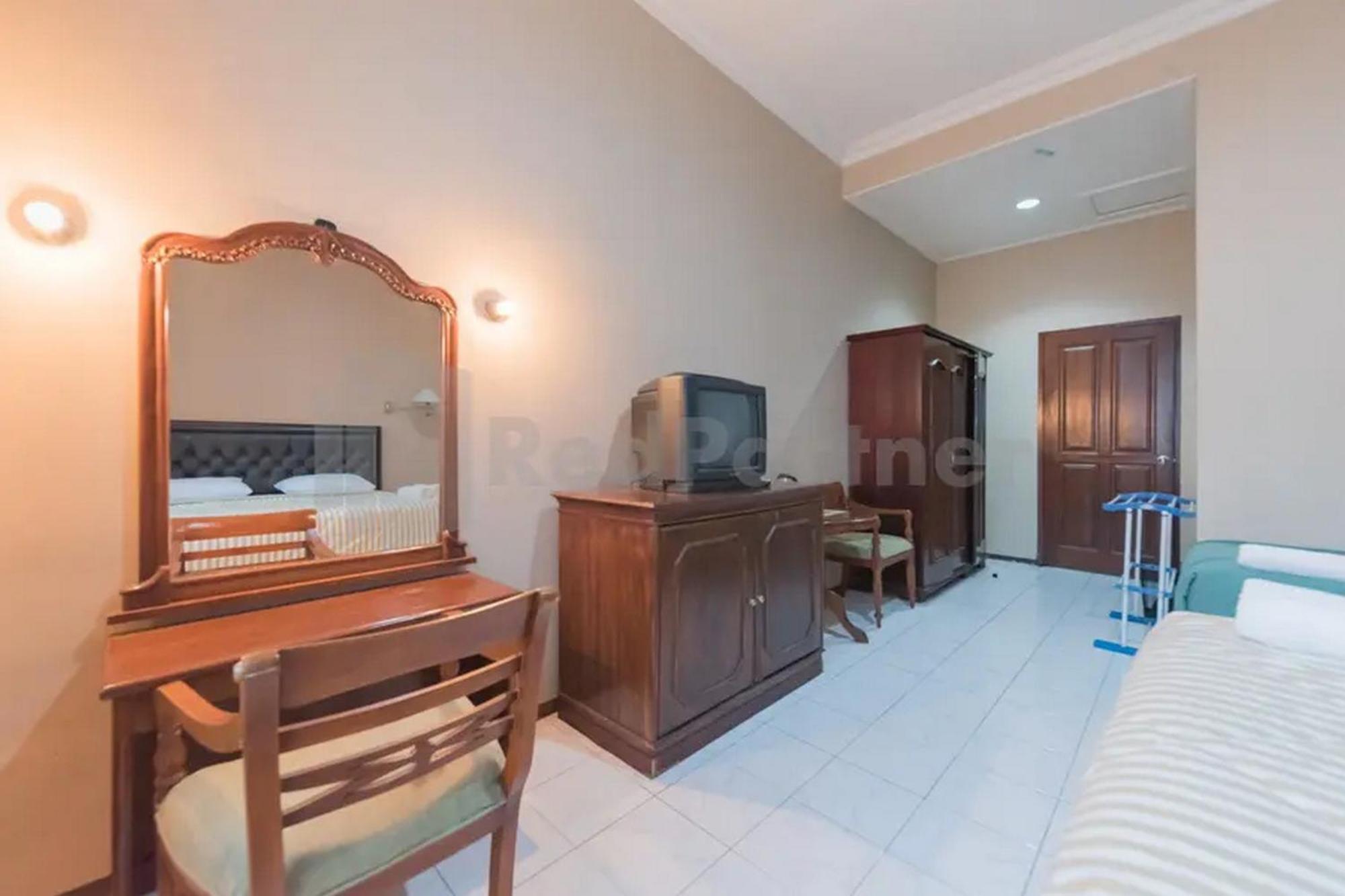 Hotel Ayong Linggarjati Kuningan Mitra Reddoorz Экстерьер фото