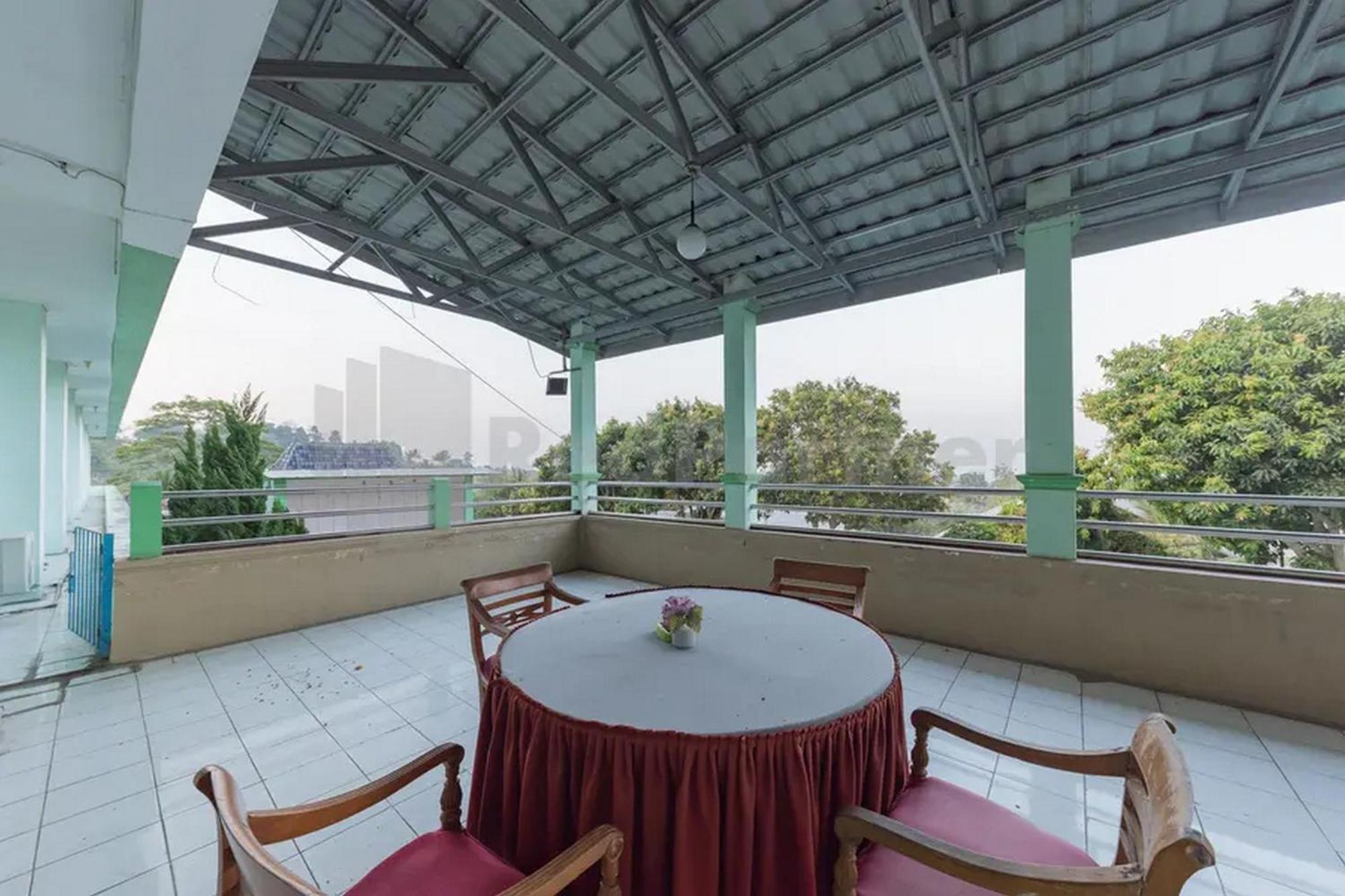 Hotel Ayong Linggarjati Kuningan Mitra Reddoorz Экстерьер фото